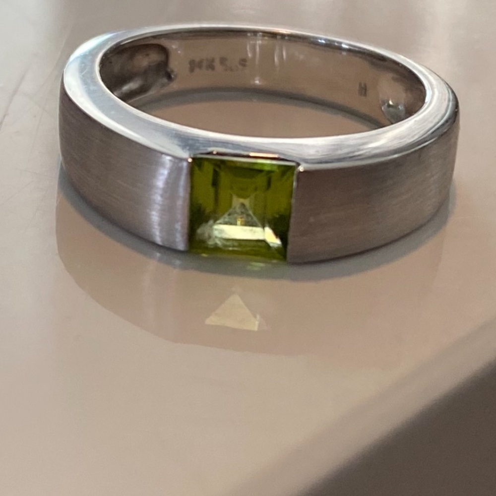 Peridot 14k white gold ring